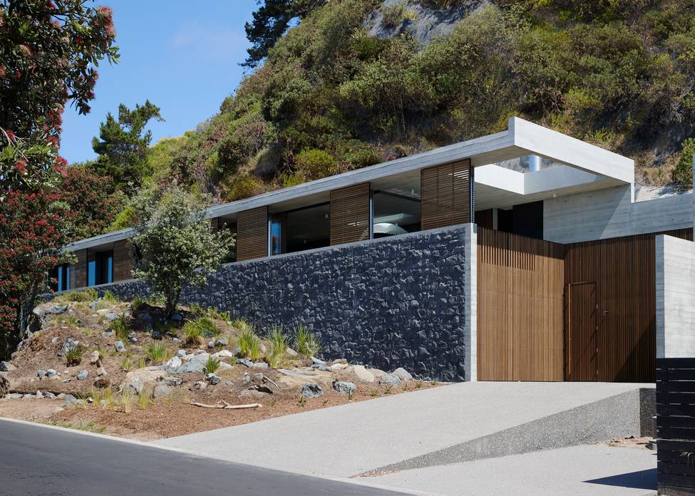 Onetangi Cliff house by Herbst Architects